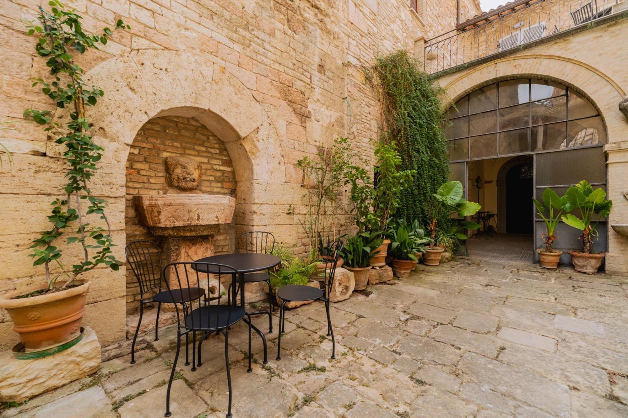 Suite Comunicanti, Tra Antico E Moderno Assisi Luaran gambar